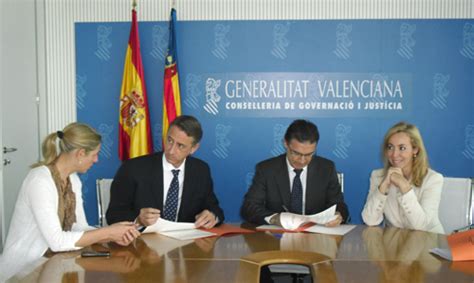 Mariano Navarro firma un convenio con la Conselleria de ...