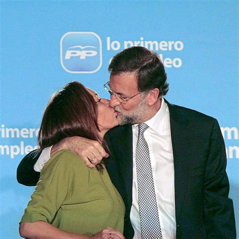Mariano Rajoy, besa a su esposa en la sede del partido ...
