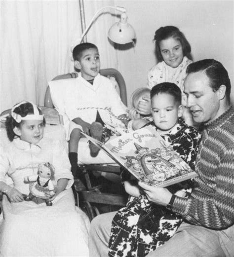 Marlon Brando reads to children. | Famous readers ...