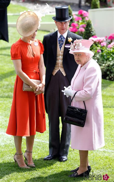 Mary de Dinamarca con la Reina Isabel y el Príncipe ...