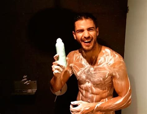 Maxi Iglesias desnudo y mojado en Instagram | CromosomaX