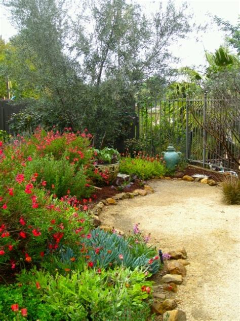 Mediterranean garden with decomposed granite path | Ideas ...