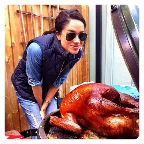 Meghan Markle posta foto com peru de Thanksgiving   Vogue ...