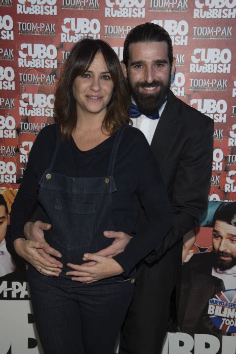 Melani Olivares luce embarazo en el estreno de El cubo de ...