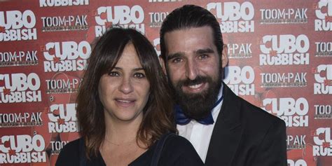 Melani Olivares presume de marido y embarazo en el estreno ...