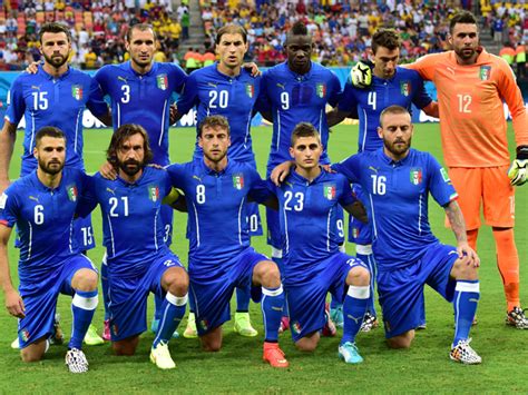 Member of Italy s national football team pose for team ...