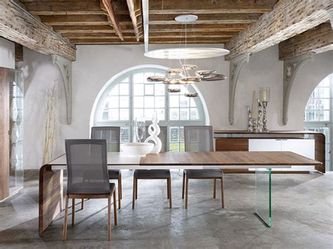 Mesa de comedor o despacho, diseño moderno con pared de ...