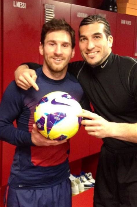 Messi leva bola de jogo do Barcelona contra o Osasuna para ...