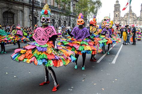 Mexico City Day of the Dead parade honors earthquake ...