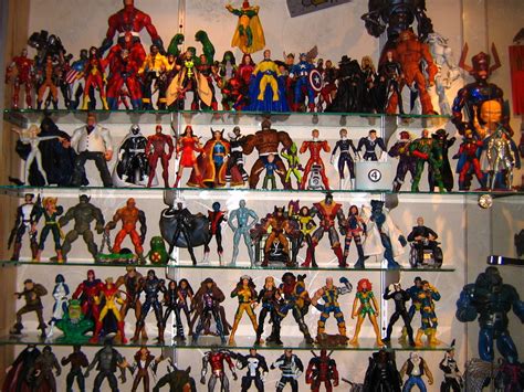 Mi coleccion de Marvel y varias figuras de DC.