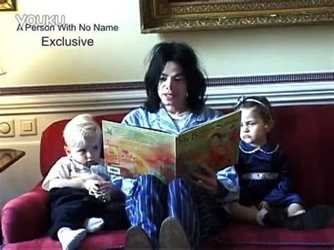 Michael Jackson leyendo una historia a sus hijos ...