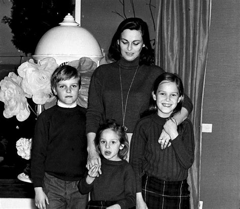 Miguel Bosé con su madre Lucía y sus hermanas Paola y ...