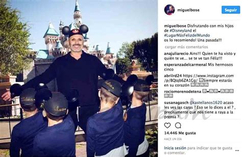 Miguel Bosé en Disneyland con sus cuatro hijos