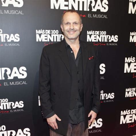 Miguel Bosé en el estreno del musical  Más de 100 mentiras ...