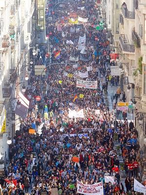 Miles de estudiantes colapsan el centro de Valencia en una ...