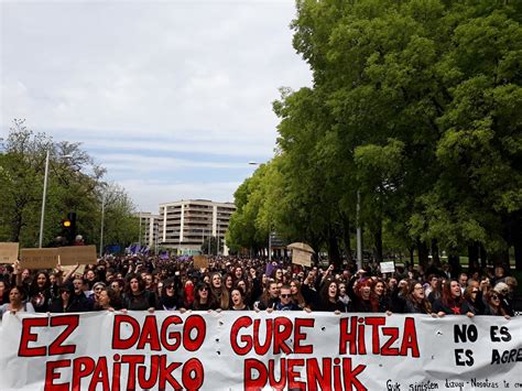 Miles de personas rechazan en Pamplona la sentencia a  La ...
