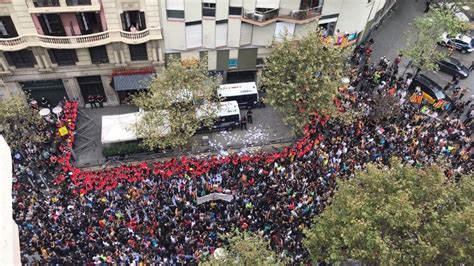 Miles de personas se manifiestan en Barcelona contra la ...