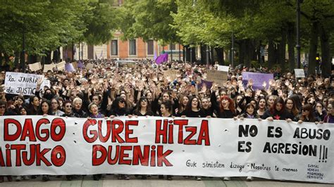 Miles de personas se manifiestan en Pamplona contra la ...