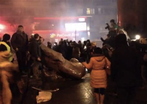 Miles de ucranianos derriban la estatua de Lenin en Kiev ...
