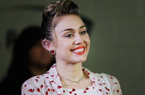 Miley Cyrus Dishes on Liam Hemsworth in Howard Stern ...