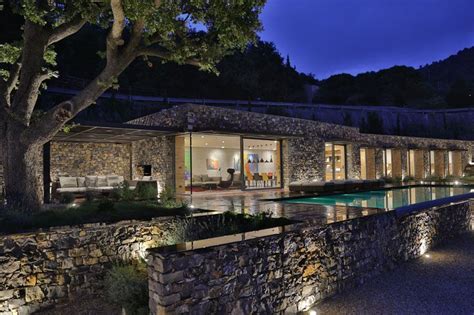 Moderna casa de piedra en una colina italiana | ArQuitexs