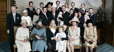 Monarchy: Royals still rattling their jewellery | VoxEurop ...