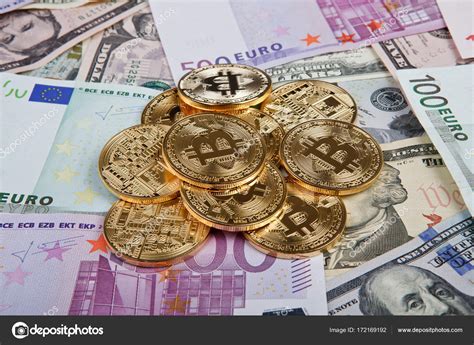 monedas Bitcoin con euros y dólares — Foto editorial de ...