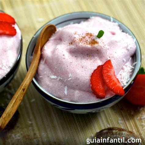 Mousse de fresas, coco y canela. Postre con fruta para niños