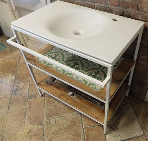 Mueble lavabo a medida con estructura de hierro, toallero ...