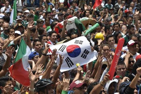 Mundial 2018: El embajador de Corea en México, a hombros ...