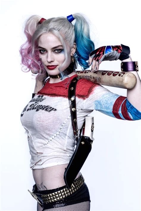 New photo of Margot Robbie as Harley Quinn in  Suicide ...