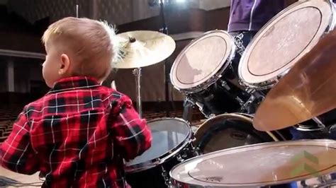 Niño de 3 años toca la bateria como un profesional ...