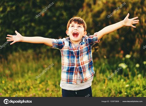 Niño feliz niño de 6 años de edad que se divierten al aire ...