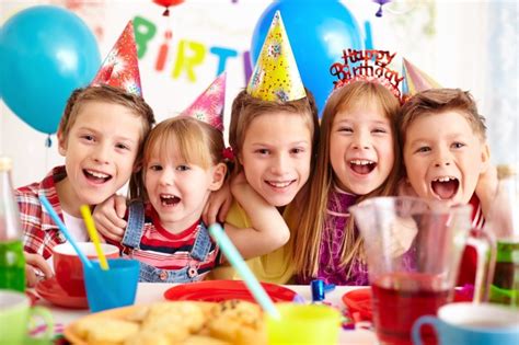 Niños celebrando fiesta de cumpleaños | Descargar Fotos gratis