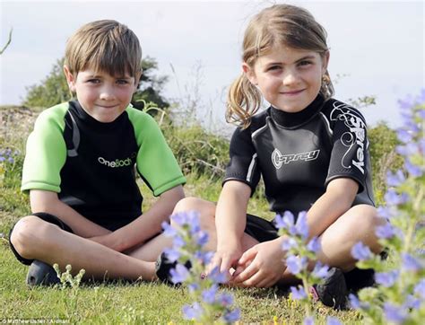 Niños de 7 años descubren dos curiosos saltamontes rosas ...