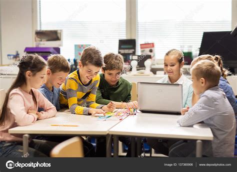 Niños felices con el portátil en la escuela de robótica ...