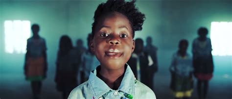 Niños huérfanos de África hacen un video y bailan