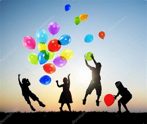 Niños jugando globos juntos — Foto de stock © Rawpixel ...
