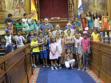 Niños saharauis visitaron el Parlamento de Canarias ...