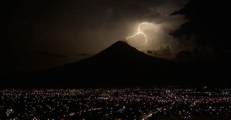 Noche de tormenta eléctrica en el Popocatépetl  VIDEO ...