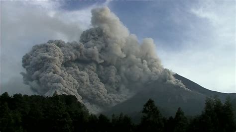 Nube de cenizas / Monte Merapi / Java / Indonesia | SD ...