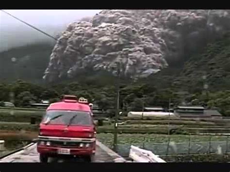Nube piroclástica volcánica, casi destruye pueblo   YouTube