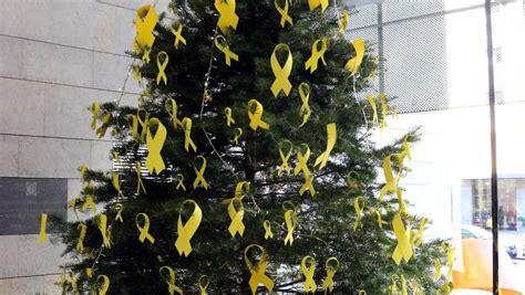 Obligan a quitar los lazos amarillos del árbol de Navidad ...
