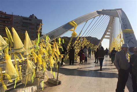 Omplen el pont de Bac Roda de Barcelona amb llaços grocs ...