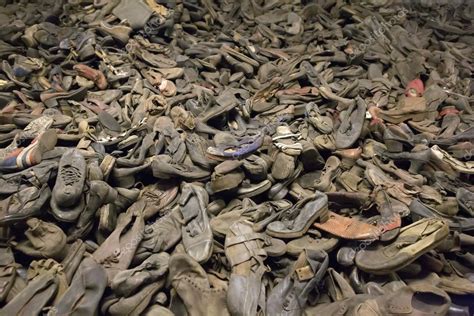 Oswiecim, Polen   Oktober 22: Stiefel der Opfer in ...