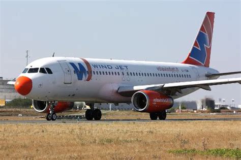 Otra crisis «low cost», la aerolínea italiana Windjet ...