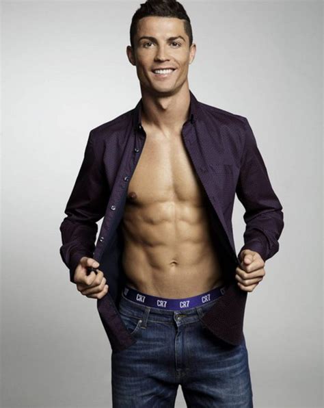 Ouh là là ! Cristiano Ronaldo exhibe encore ses abdos ...