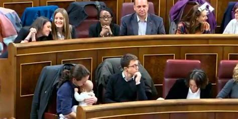 Pablo Iglesias acuna al bebé de Carolina Bescansa durante ...