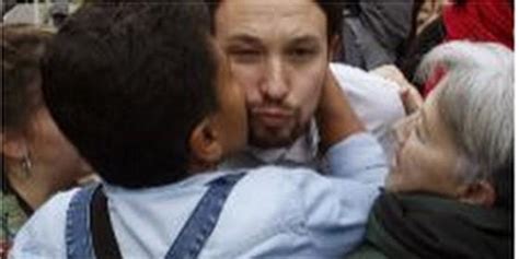 Pablo Iglesias ya besa a los niños como la casta ...