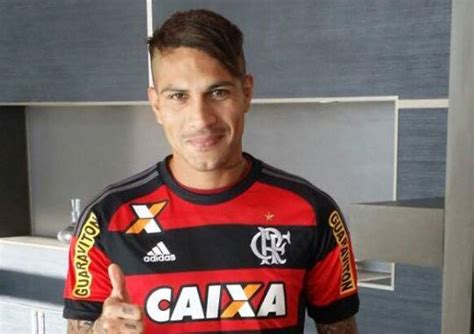 Paolo Guerrero ya posa con la camiseta de Flamengo ...